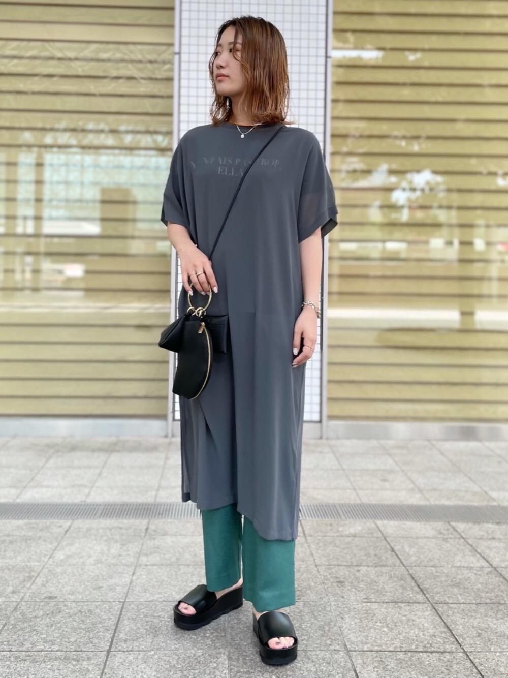 ブラック系のTシャツ/カットソー、グレー系のワンピース、ブラック系のサンダルを着用したレディースの夏コーディネートの1枚目の写真