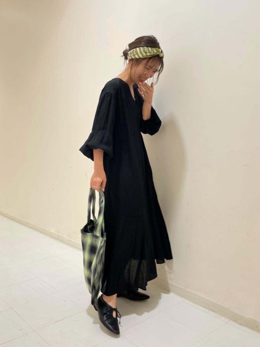 ブラック系のその他シューズ、ブラウン系のタンクトップ、ブラック系のワンピースを着用したレディースの秋コーディネートの1枚目の写真