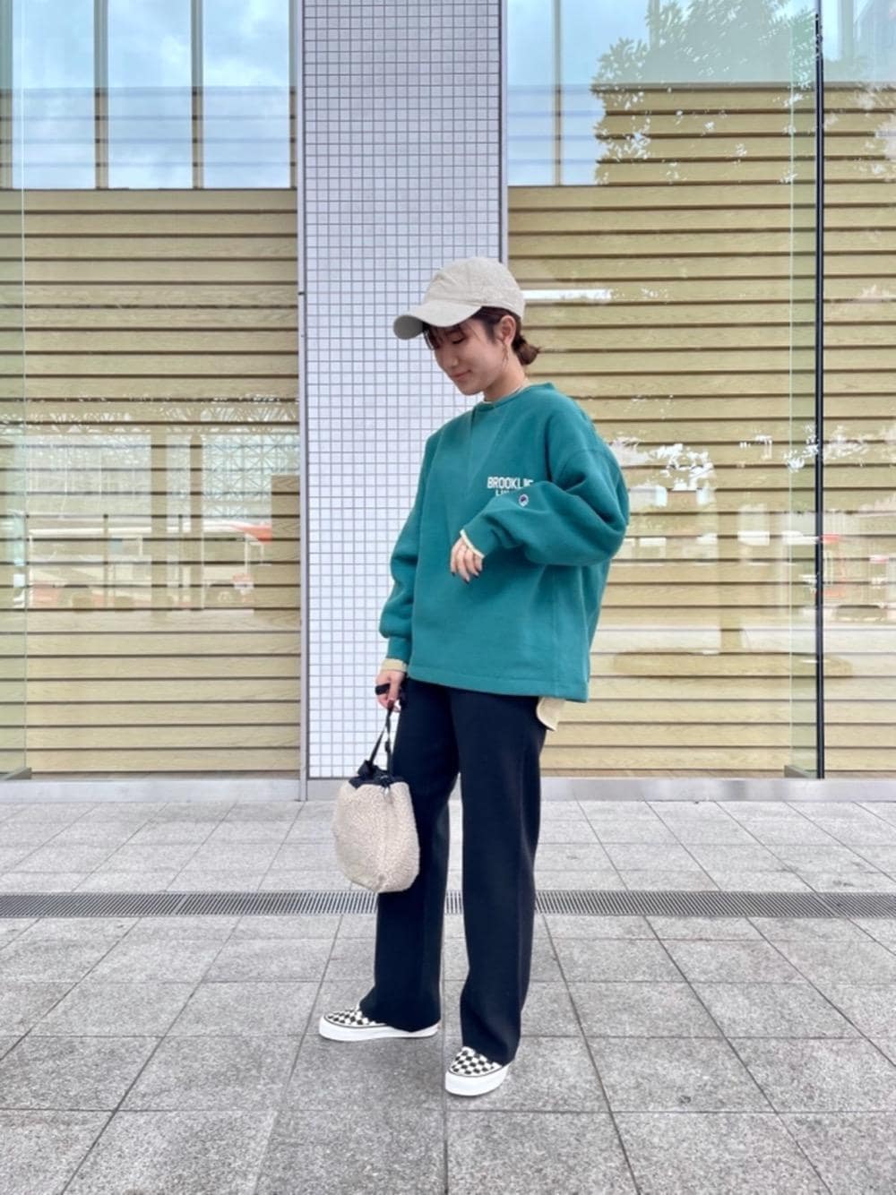 その他のスニーカー、ベージュ系のTシャツ/カットソー、ブラック系のその他パンツを着用したレディースの秋コーディネートの1枚目の写真