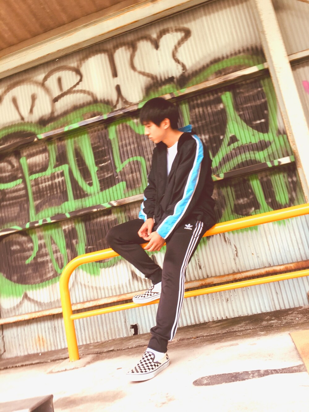 「古着コーデ、おしゃれさんと繋がりたい、フォローお願いします、名古屋」｜「FILAのアイテム（ナイロンジャケット、ブラック系）」を使った、横家 秀磨さん（メンズ・177cm）の春コーディネートの1枚目の写真