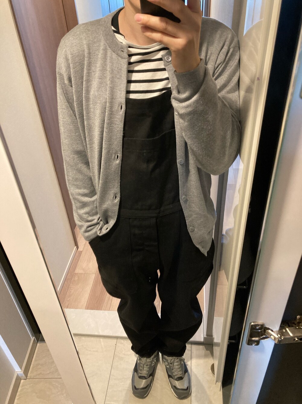 「KIJIのアイテム（サロペット/オーバーオール、ブラック系）」を使った、ショウへーさん（メンズ・182cm）の春コーディネートの1枚目の写真