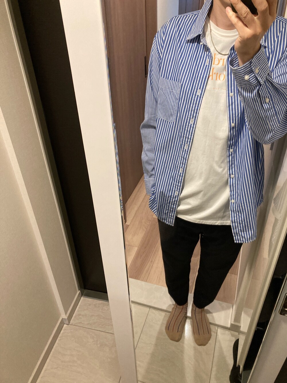 「JOHN SMEDLEYのアイテム（その他パンツ、ブルー系）」を使った、ショウへーさん（メンズ・182cm）の春コーディネートの1枚目の写真