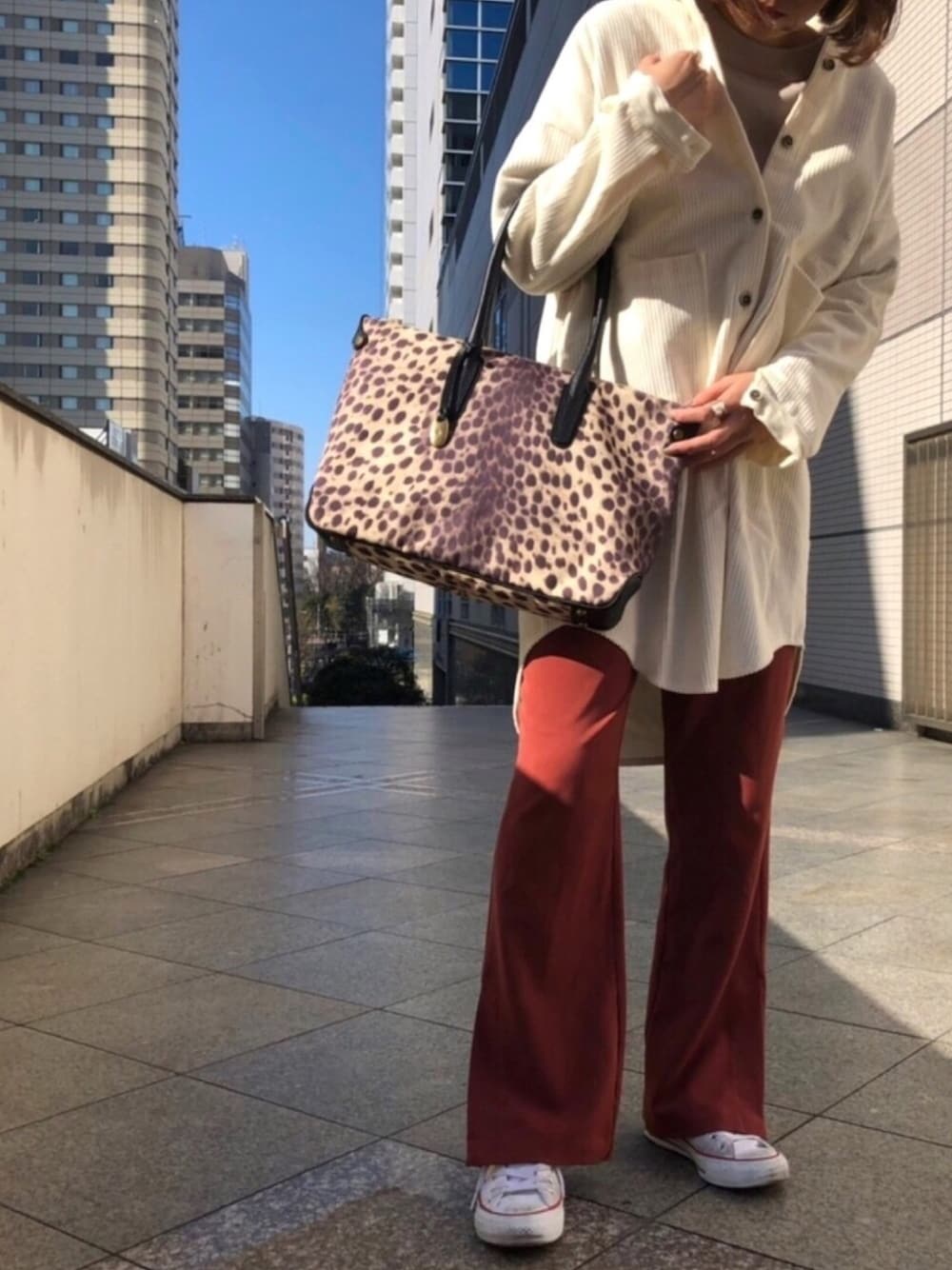 「TOFF & LOADSTONE、トフ＆ロードストーン、スクラップブック、トートバッグ、コーデュロイシャツ、チーター柄、秋冬コーデ、カジュアルコーデ、scrapbook」｜「TOFF&LOADSTONEのチーター・トート（M）（トートバッグ、ブラック系）」を使った、makiさん（レディース・167cm）の冬コーディネートの1枚目の写真