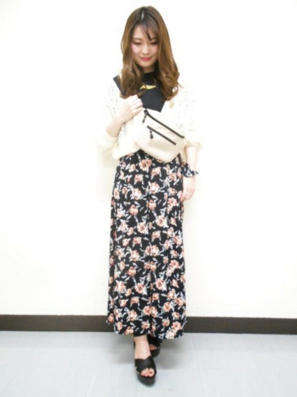 「カーディガン、ロゴT、大人カジュアル、Heather、ワイドパンツ、花柄パンツ、ウエストポーチ、大人ガーリー」｜「Heatherのビッグフラワーハイウエストパンツ　792011（その他パンツ、ブルー系）」を使った、Heather横浜ジョイナス店　STAFF2さん（レディース・166cm）の春コーディネートの1枚目の写真