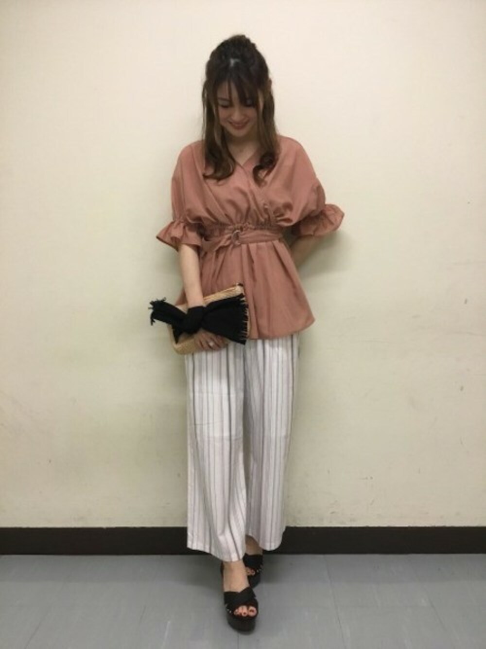 「ブラウス、ストライプ、大人カジュアル、Heather、ワイドパンツ、ぺプラムトップス、サスペンダーパンツ、テラコッタ」｜「Heatherのノーカラペプラムブラウス 802023（シャツ/ブラウス、オレンジ系）」を使った、Heather横浜ジョイナス店　STAFF2さん（レディース・166cm）の夏コーディネートの1枚目の写真
