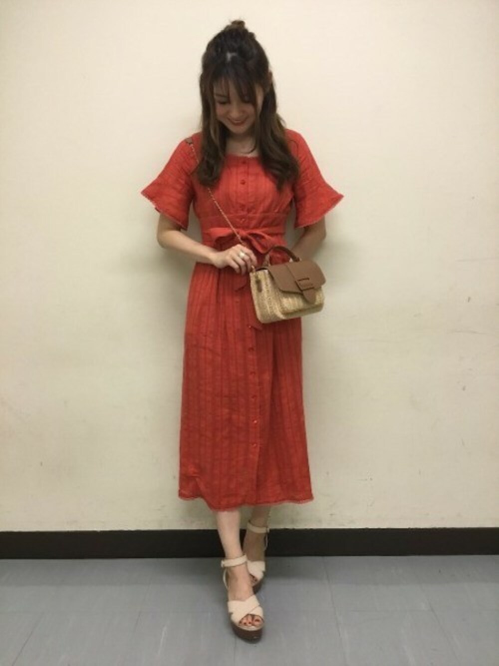 「ワンピース、赤、ガウン、Heather、レトロ、マキシ丈ワンピース、大人ガーリー」｜「Heatherのドビー＊レトロスクエアネック/ワンピース 799448（シャツワンピース、レッド系）」を使った、Heather横浜ジョイナス店　STAFF2さん（レディース・166cm）の夏コーディネートの1枚目の写真