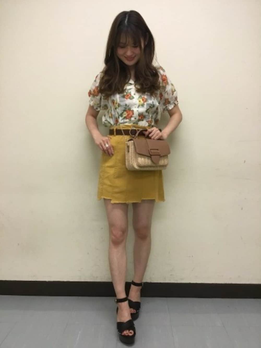 「ブラウス、ショルダーバッグ、花柄、ミニスカート、Heather、厚底サンダル、開襟シャツ」｜「Heatherのレトロバナ＊カイキンブラウス/SS  801858（シャツ/ブラウス、ホワイト系）」を使った、Heather横浜ジョイナス店　STAFF2さん（レディース・166cm）の夏コーディネートの1枚目の写真
