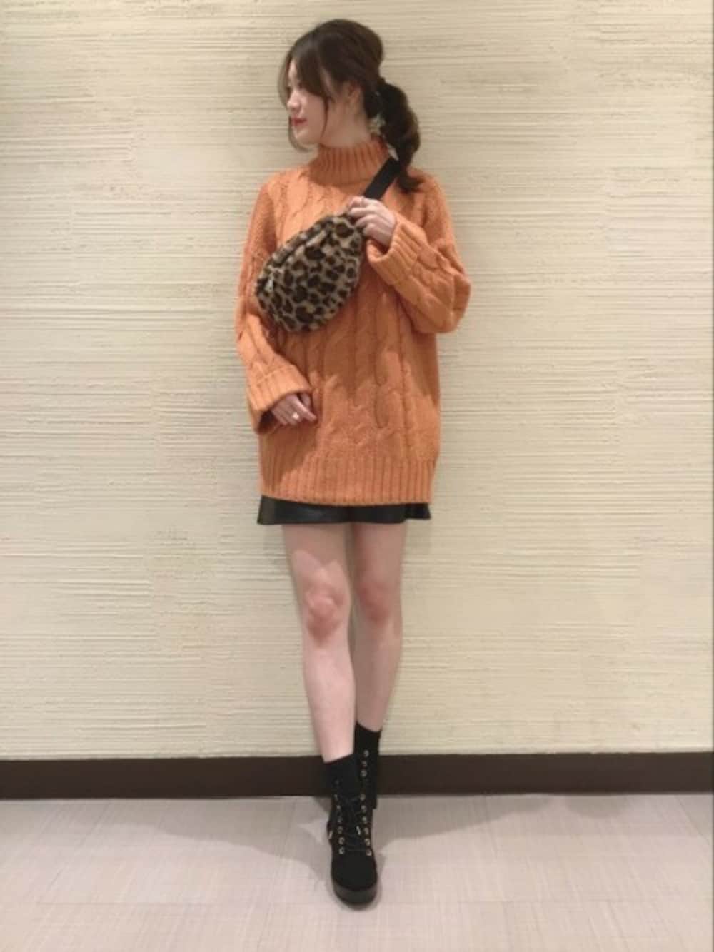 「ケーブルニット、ミニスカート、Heather、ファーバッグ、レースアップブーツ、ウエストポーチ、韓国ファッション、チュニックニット」｜「Heatherのフトケーブルルーズニット　813339（ニット/セーター、オレンジ系）」を使った、Heather横浜ジョイナス店　STAFF2さん（レディース・166cm）の秋コーディネートの1枚目の写真