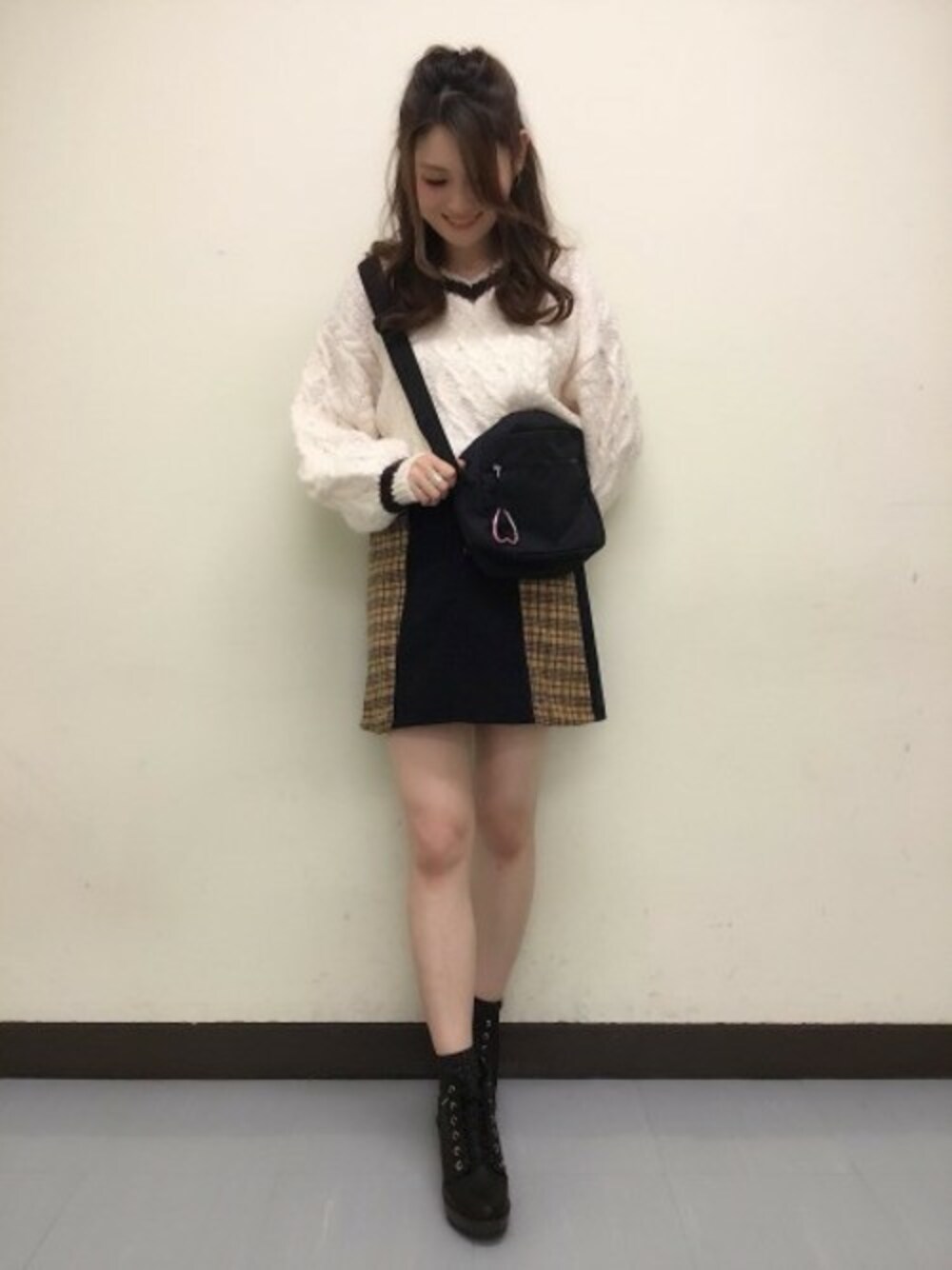 「ケーブルニット、ミニスカート、Heather、レースアップブーツ、ラインニット、韓国ファッション、ナイロンバッグ」｜「Heatherのケーブルラインニット 815790（ニット/セーター、ホワイト系）」を使った、Heather横浜ジョイナス店　STAFF2さん（レディース・166cm）の秋コーディネートの1枚目の写真