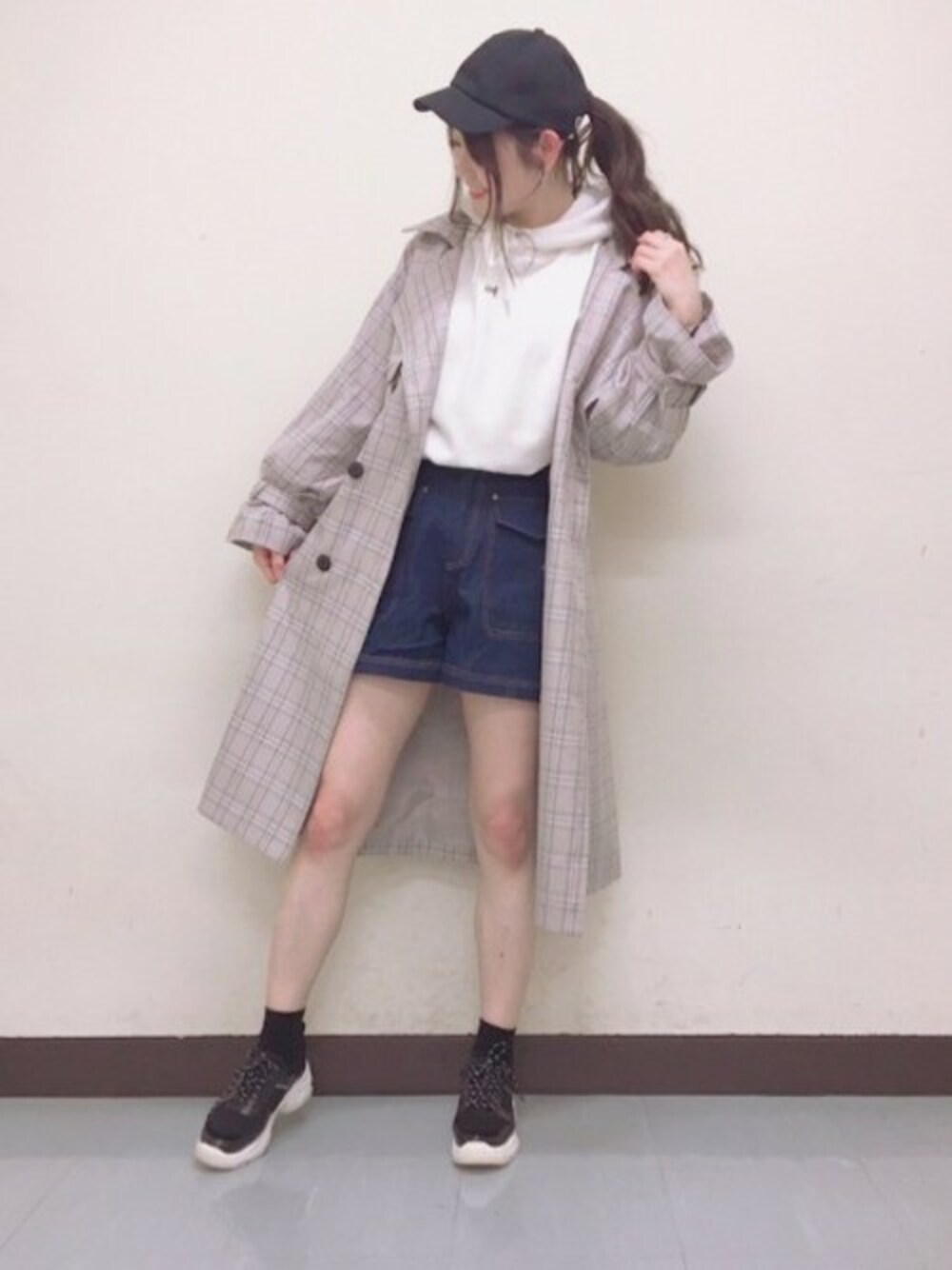 「チェック、トレンチコート、キャップ、パーカー、大人カジュアル、Heather、デニムショートパンツ、春コーデ、フーディー、ダッドスニーカー」｜「Heatherのソデボリュームトレンチコート　824499（トレンチコート、ベージュ系）」を使った、Heather横浜ジョイナス店　STAFF2さん（レディース・166cm）の冬コーディネートの1枚目の写真
