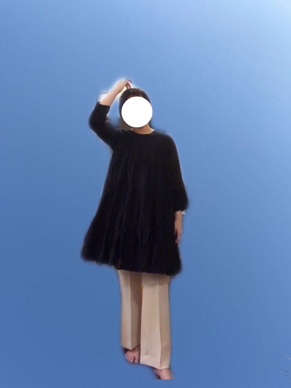 「センタープレスパンツ、センタープレス、フレアパンツ、黒ワンピ、チュニック、白黒、モノトーン、モノトーンコーデ、今日のコーデ、お洒落さんとつながりたい」｜「分からないのアイテム（チュニック、ブラック系）」を使った、みーーこさん（レディース・158cm）の夏コーディネートの1枚目の写真