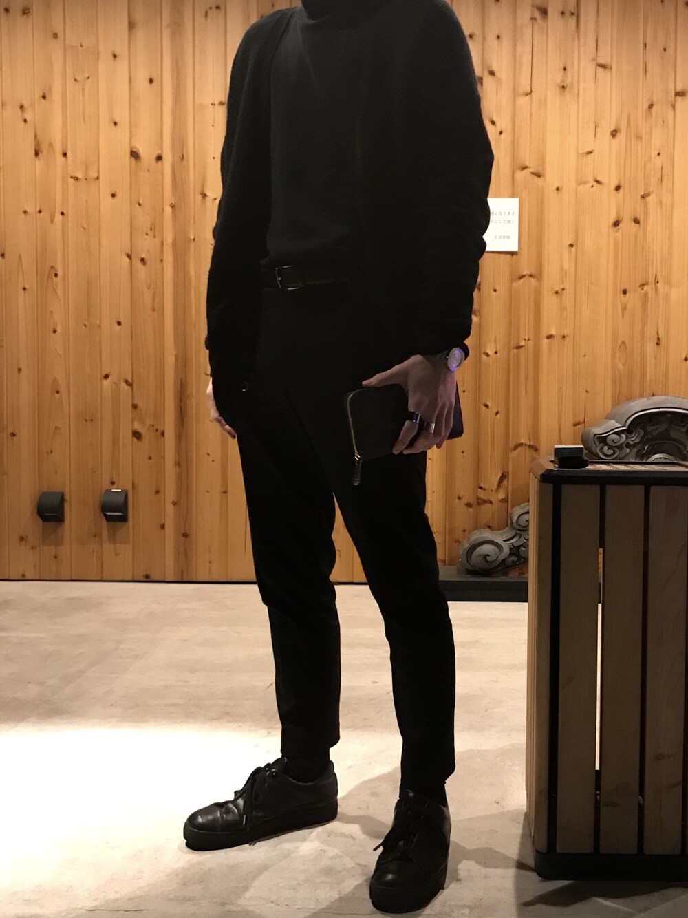 「きれいめカジュアル、UNIQLO、LouisVuitton、ISSEY MIYAKE、black、カーディガン、韓国、韓国ファッション、シンプルコーデ、黒」｜「UNIQLOのアイテム（カーディガン/ボレロ、ブラック系）」を使った、Sssさん（メンズ・168cm）の冬コーディネートの1枚目の写真