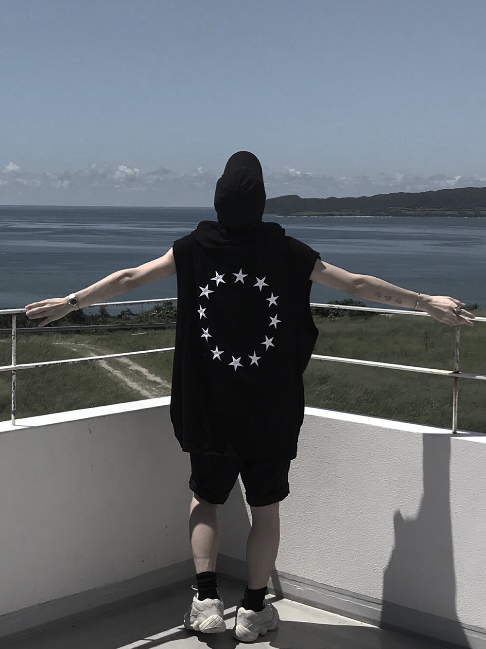 「LHP、yeezy、yeezyboost、yeezy500、韓国、韓国ファッション、ハーフパンツ」｜「L.H.PのDankeSchon/ダンケシェーン/CircleStar N/S Hoodie（パーカー、ブラック系）」を使った、Sssさん（メンズ・168cm）の秋コーディネートの1枚目の写真