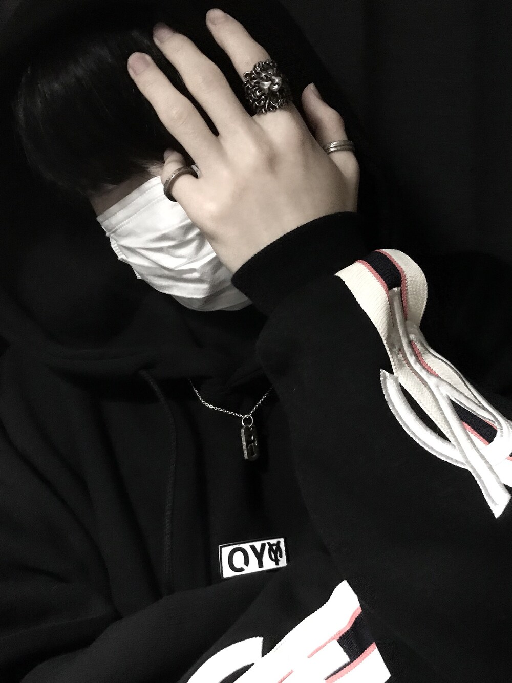 「OY、韓国、韓国ファッション、GUCCI、Chrome Hearts、street、streetstyle、streetfashion、黒、ootd」｜「OYのテープラインロゴパーカー（パーカー、ブラック系）」を使った、Sssさん（メンズ・168cm）の冬コーディネートの1枚目の写真