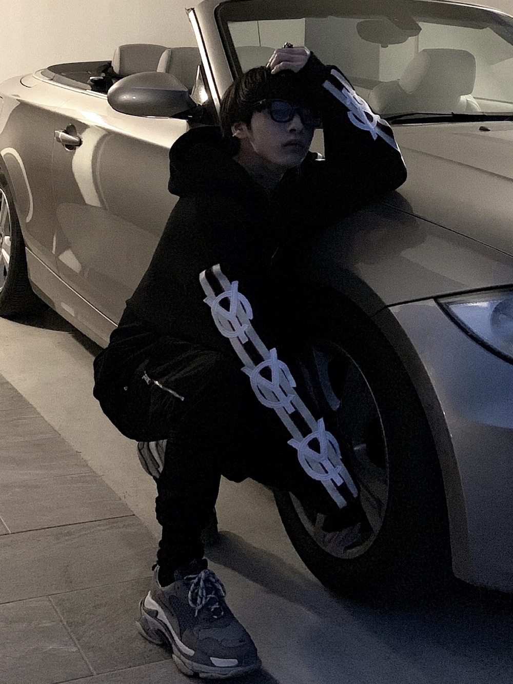 「OY、韓国、韓国ファッション、BALENCIAGA、GUCCI」｜「OYのテープラインロゴパーカー（パーカー、ブラック系）」を使った、Sssさん（メンズ・168cm）の春コーディネートの1枚目の写真