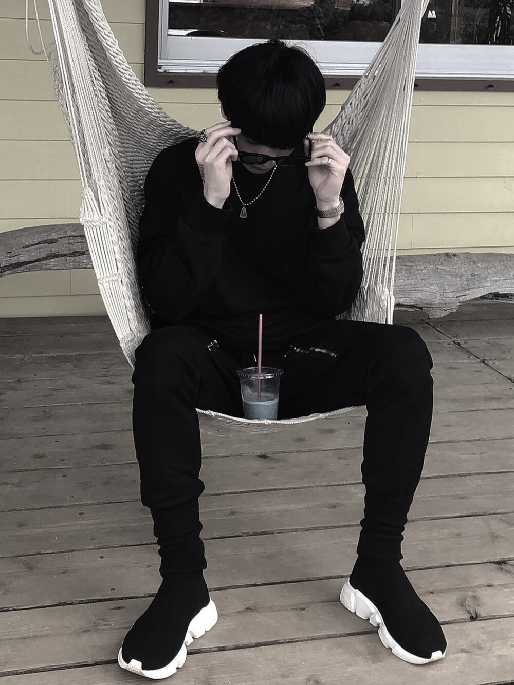 「BALENCIAGA、GUCCI、韓国、韓国ファッション、street、streetstyle、streetfashion、ALL BLACK、ootd、anotheryouth」｜「GUCCIのアイテム（アナログ腕時計、ゴールド系）」を使った、Sssさん（メンズ・168cm）の春コーディネートの1枚目の写真