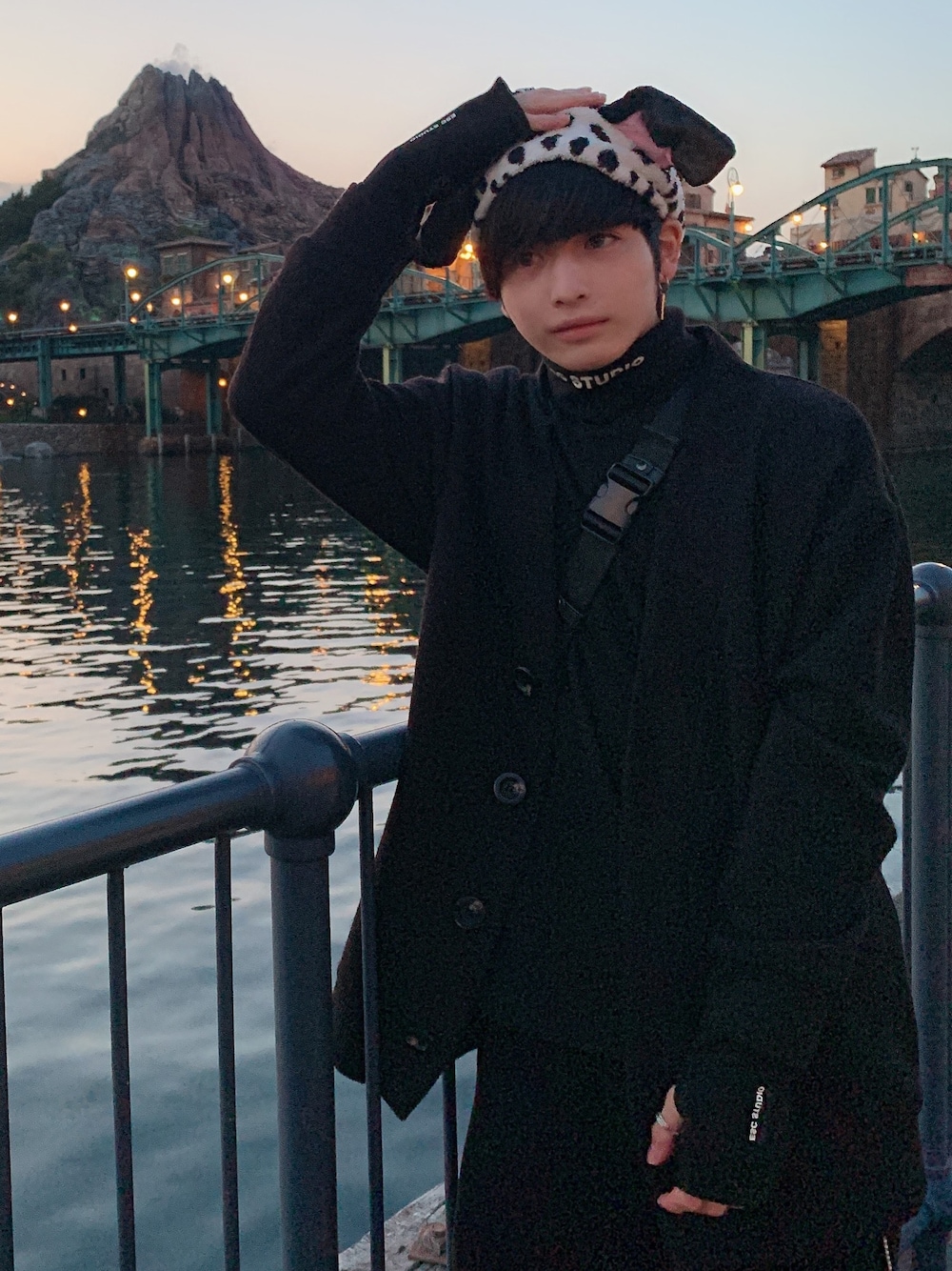 「ESCstudios、韓国、韓国ファッション、GUCCI、BALENCIAGA、black」｜「eststudioのアイテム（トップス、ブラック系）」を使った、Sssさん（メンズ・168cm）の春コーディネートの1枚目の写真