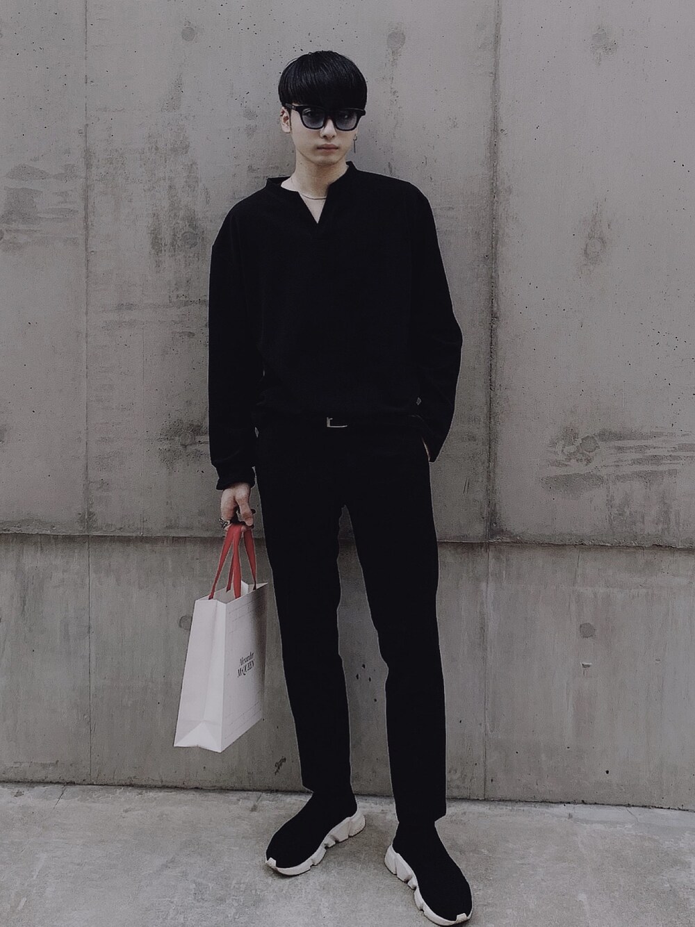 「Alexander McQueen、BALENCIAGA、GUCCI、ootd、韓国ファッション、韓国」｜「Instagramのアイテム（その他、ブラック系）」を使った、Sssさん（メンズ・168cm）の春コーディネートの1枚目の写真