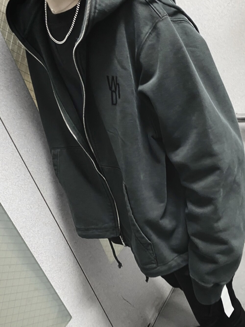 「WE11DONE、韓国、韓国ファッション、street、streetstyle」｜「WE11DONEのアイテム（パーカー、グリーン系）」を使った、Sssさん（メンズ・168cm）の冬コーディネートの1枚目の写真