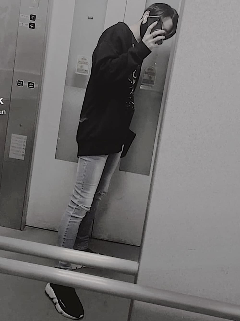「韓国ファッション、韓国、シンプル、デニムパンツ、BALENCIAGA」｜「BALENCIAGAのアイテム（シューズ、ブラック系）」を使った、Sssさん（メンズ・168cm）の春コーディネートの1枚目の写真