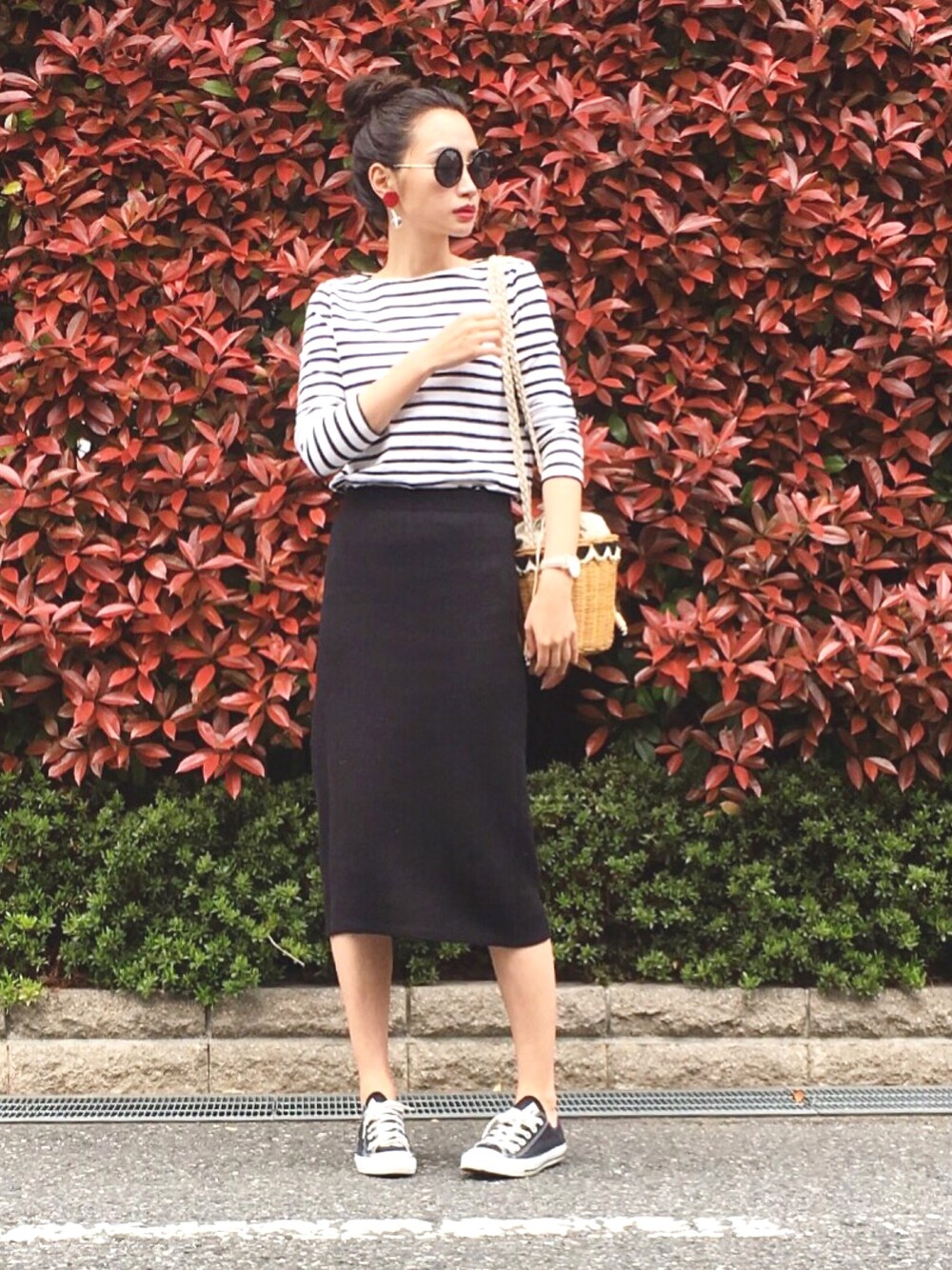 「春コーデ、ボーダー、ユニクロ、スカート、タイトスカート、モノトーン、かごバッグ、スニーカー、プチプラ、ootd」｜「UNIQLOのWOMEN ボーダーボートネックT（長袖）A（Tシャツ/カットソー、ホワイト系）」を使った、miimaさん（レディース・162cm）の春コーディネートの1枚目の写真