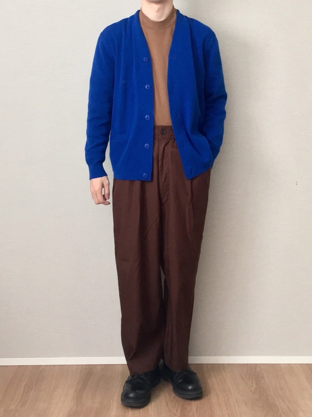 「ユニクロコーデ、ユニクロユー、カーディガン、ブラウン、ロイヤルブルー」｜「UNIQLOのミドルゲージVネックカーディガン（長袖）（カーディガン/ボレロ、ブルー系）」を使った、Sunday_wearさん（メンズ・171cm）の冬コーディネートの1枚目の写真