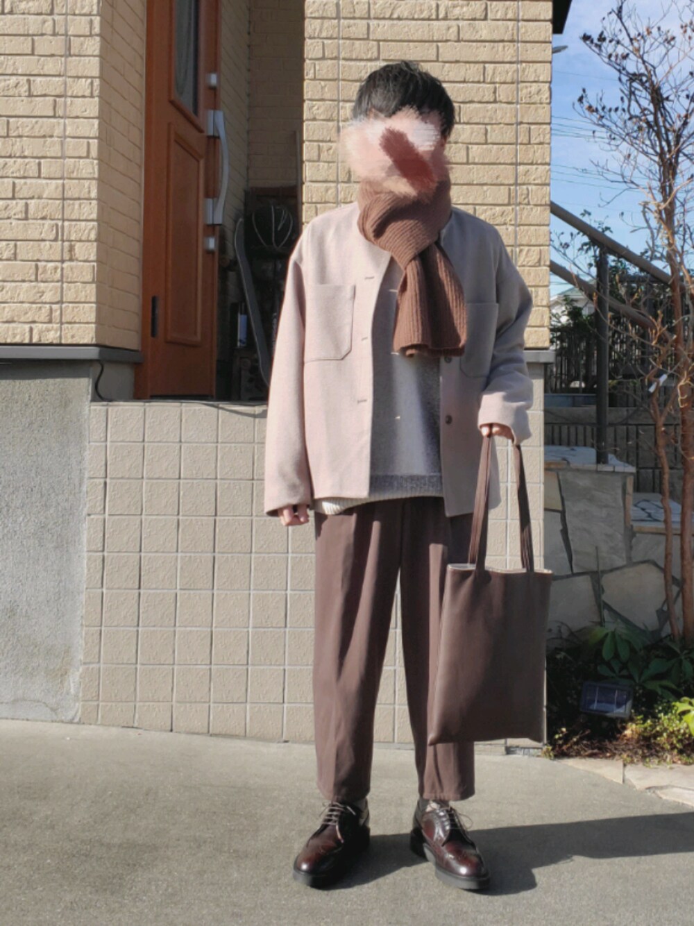 ベージュ系のノーカラージャケット、ベージュ系のニット/セーター、ブラウン系のその他パンツを着用したメンズの冬コーディネートの1枚目の写真