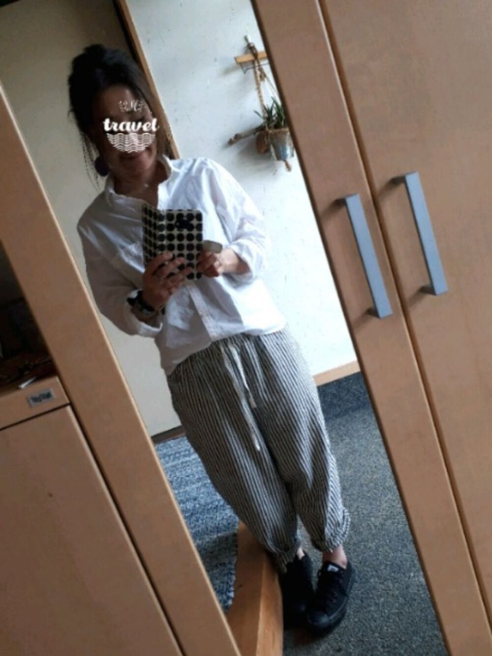 「白シャツ、ストライプパンツ、黒スニーカー、LOWRYSFARM、サマンサ モスモス(Samansa Mos2)、converse、ローカットスニーカー、春夏コーデ、ポニーテール、サルエルパンツ」｜「Samansa Mos2のサルエルパンツ（その他パンツ、グレー系）」を使った、アイスコーヒー🍀さん（レディース・153cm）の春コーディネートの1枚目の写真