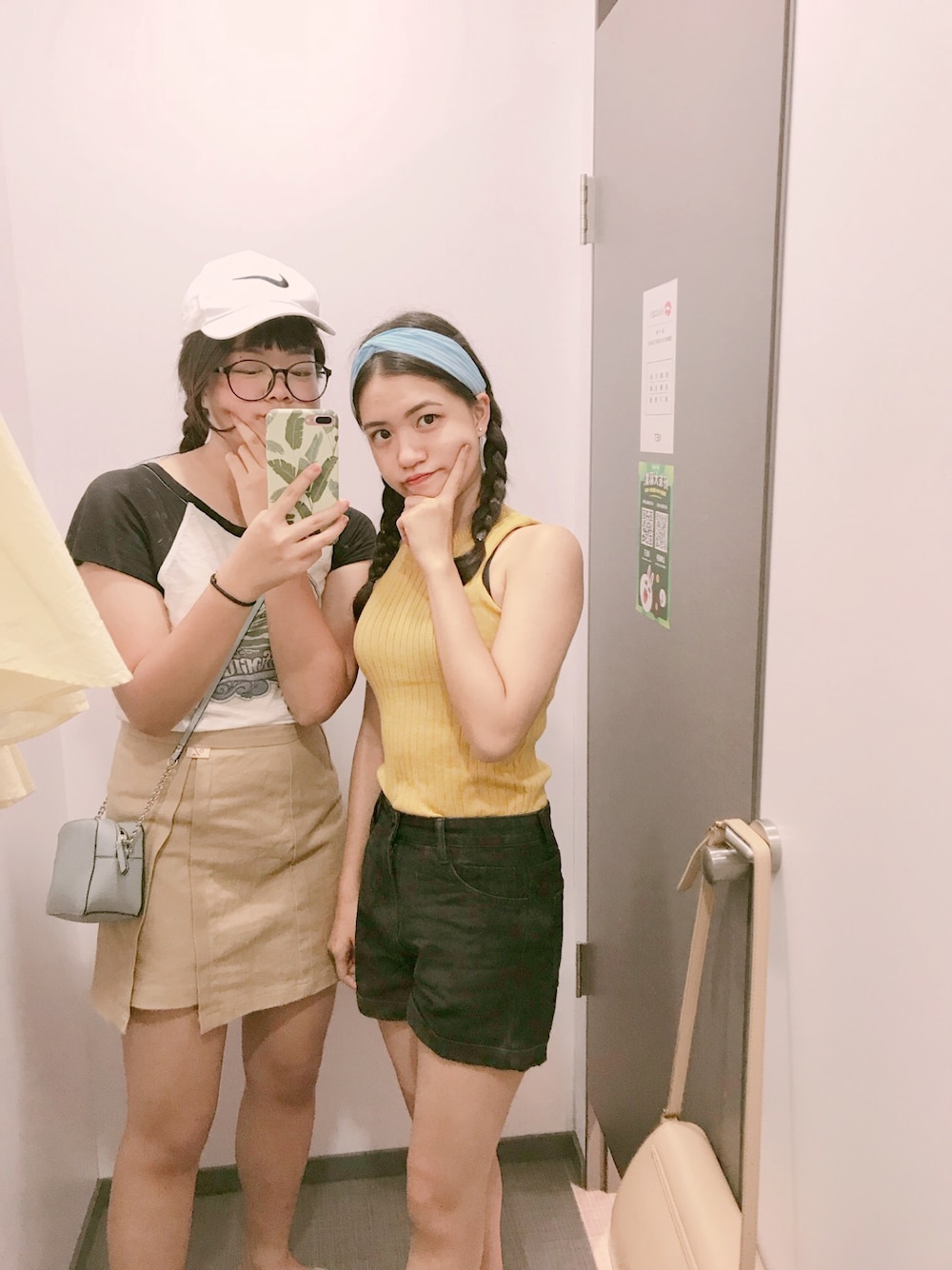 「PULL&BEARのアイテム（Tシャツ/カットソー、ホワイト系）」を使った、張嘉さん（レディース・165cm）の夏コーディネートの1枚目の写真