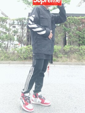 「off white（オフホワイト）のアイテム（スニーカー、レッド系）」を使った、Justineさん（メンズ）の春コーディネート