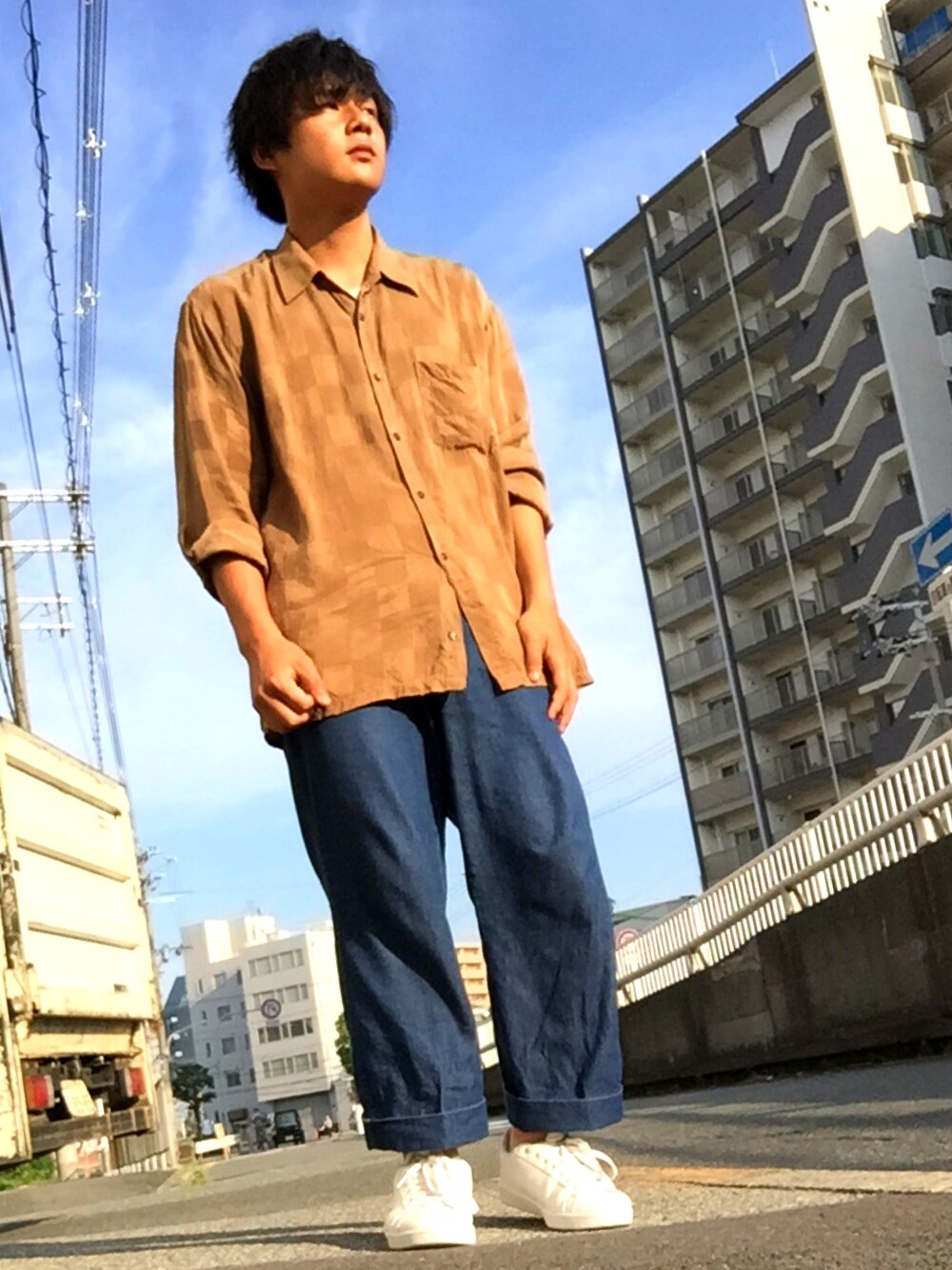 「お洒落さんとつながりたい、ビッグシルエット、古着、ワイドパンツ、白スニーカー、シャツスタイル、デニムパンツ、低身長、ラフ」｜「adidasのアディダス スケートボーディング スタンスミス [STAN SMITH VULC]（スニーカー、ホワイト系）」を使った、na-reさん（メンズ・167cm）の夏コーディネートの1枚目の写真