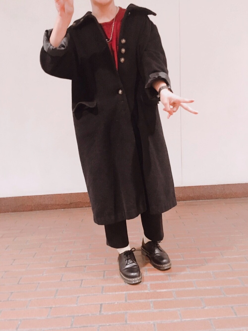 「オシャレパッソ、wearhalloween2018、秋服、シンプル、きれいめカジュアル、古着コーデ、差し色、ロングコート、Yシルエット、いいね、save、フォローお願いします🤑」｜「H&Mのアイテム（Tシャツ/カットソー、レッド系）」を使った、na-reさん（メンズ・167cm）の秋コーディネートの1枚目の写真
