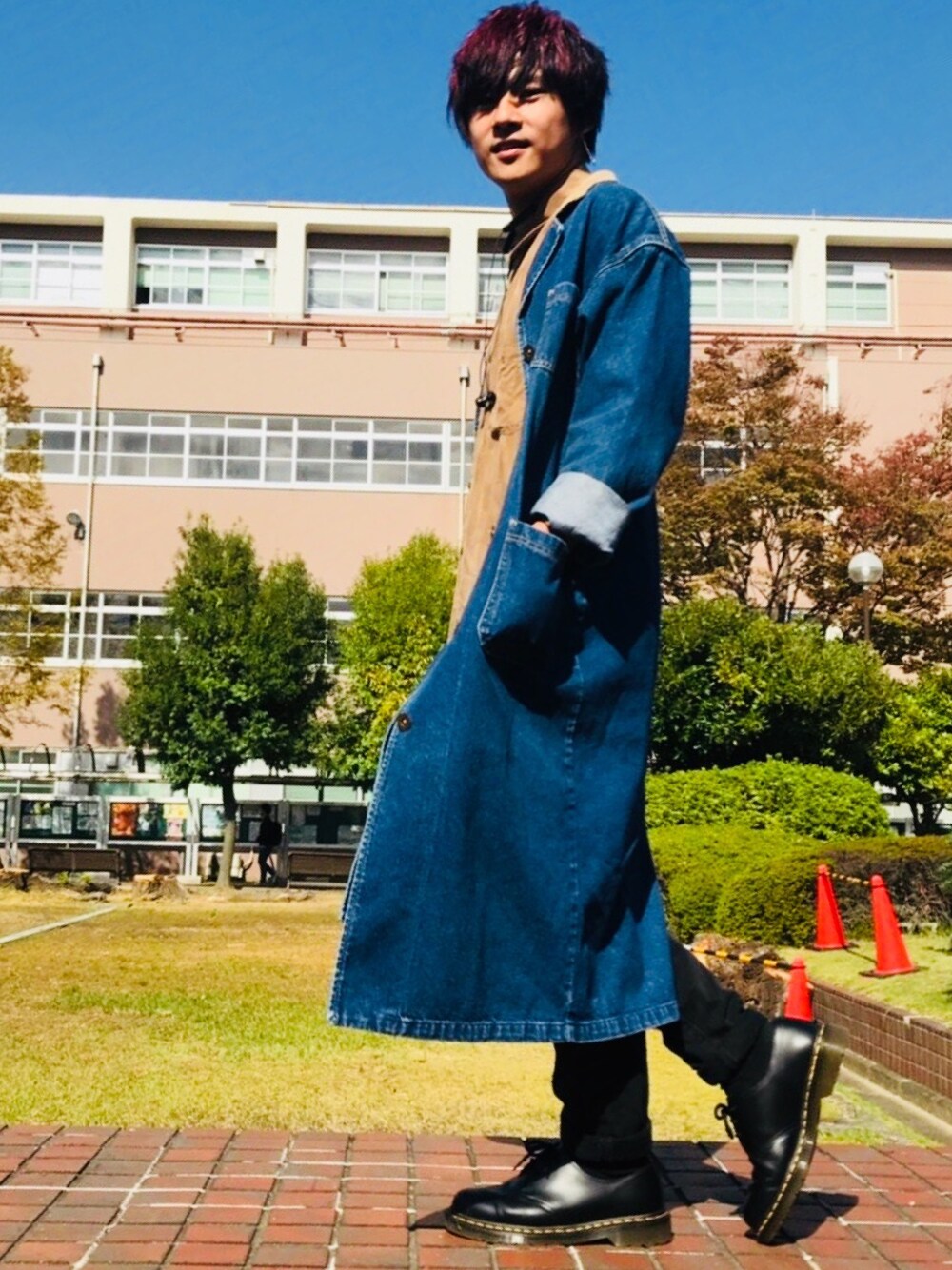 「秋コーデ、オーバーサイズ、大学生、低身長、古着MIX、ロングコート、デニム、黒スキニー、アースカラー、ラフ」｜「Leeのアイテム（チェスターコート、ブルー系）」を使った、na-reさん（メンズ・167cm）の秋コーディネートの1枚目の写真
