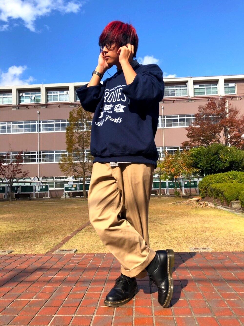 「シンプルおしゃれが好き、秋、おしゃれさんと繋がりたい、カジュアル、ゆるコーデ、低身長、ドクターマーチン、相互フォロー、お目立ちネオンコーデ、ワイドパンツ」｜「Dr. MartensのDr.Martens / ドクターマーチン 1461 3EYE GIBSON SHOE 3ホール ギブソン シューズ（ドレスシューズ、ブラック系）」を使った、na-reさん（メンズ・167cm）の秋コーディネートの1枚目の写真