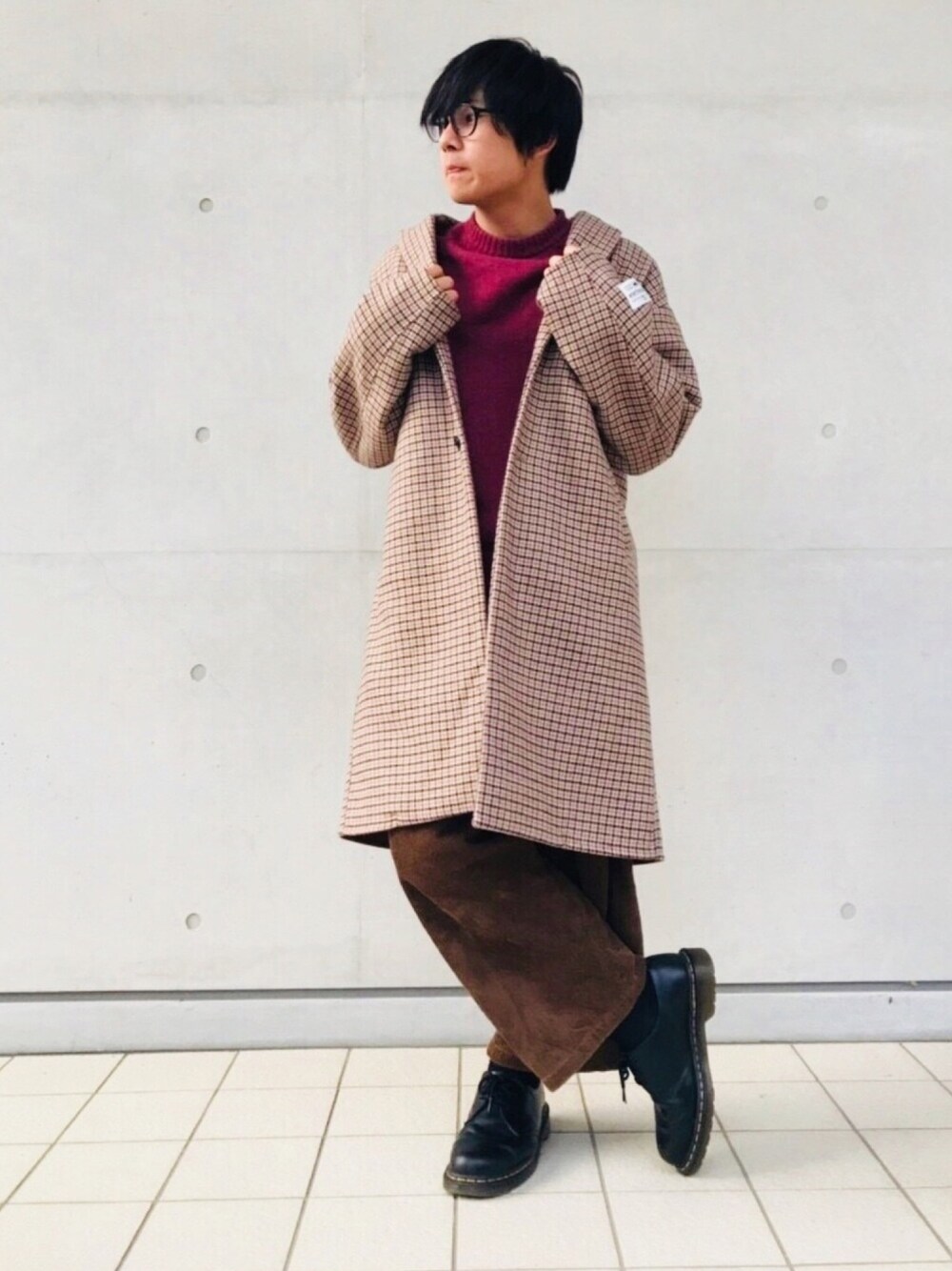 「秋コーデ、秋冬コーデ、カジュアル、ワイドパンツ、ゆるコーデ、低身長、相互フォロー、大学生、ニット、チェックコート」｜「GUのアイテム（ニット/セーター、レッド系）」を使った、na-reさん（メンズ・167cm）の秋コーディネートの1枚目の写真