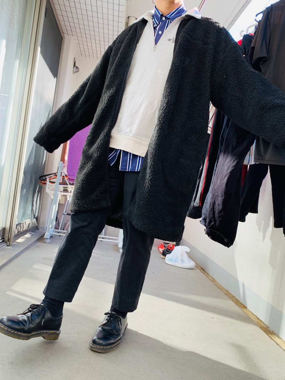 「シンプル、オーバーサイズ、低身長、プチプラ、ラフ、ボアコート、オトナカジュアル、ロングコート」｜「Dr. MartensのDr.Martens / ドクターマーチン 1461 3EYE GIBSON SHOE 3ホール ギブソン シューズ（ドレスシューズ、ブラック系）」を使った、na-reさん（メンズ・167cm）の冬コーディネートの1枚目の写真