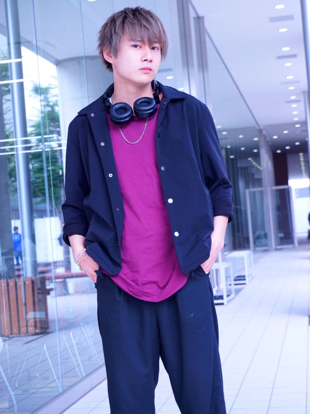 「オーバーサイズ、夏だ！Tシャツ着よう！、夏、ラフ、ストリート、シルバーアクセサリー、レッド、ヘッドホン、低身長」｜「THE CASUALのTRストレッチワイドパンツ（スラックス、ブラック系）」を使った、na-reさん（メンズ・165cm）の夏コーディネートの1枚目の写真