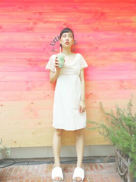 「BENETTONのアイテム（ワンピース、ホワイト系）」を使った、萬代唯花さん（レディース・165cm）の秋コーディネート