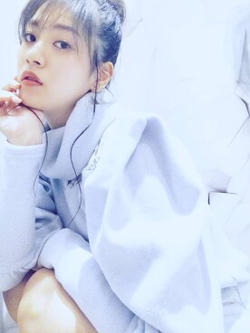 「Luxe Roseのアイテム（ニット/セーター、ブルー系）」を使った、萬代唯花さん（レディース・165cm）の冬コーディネート