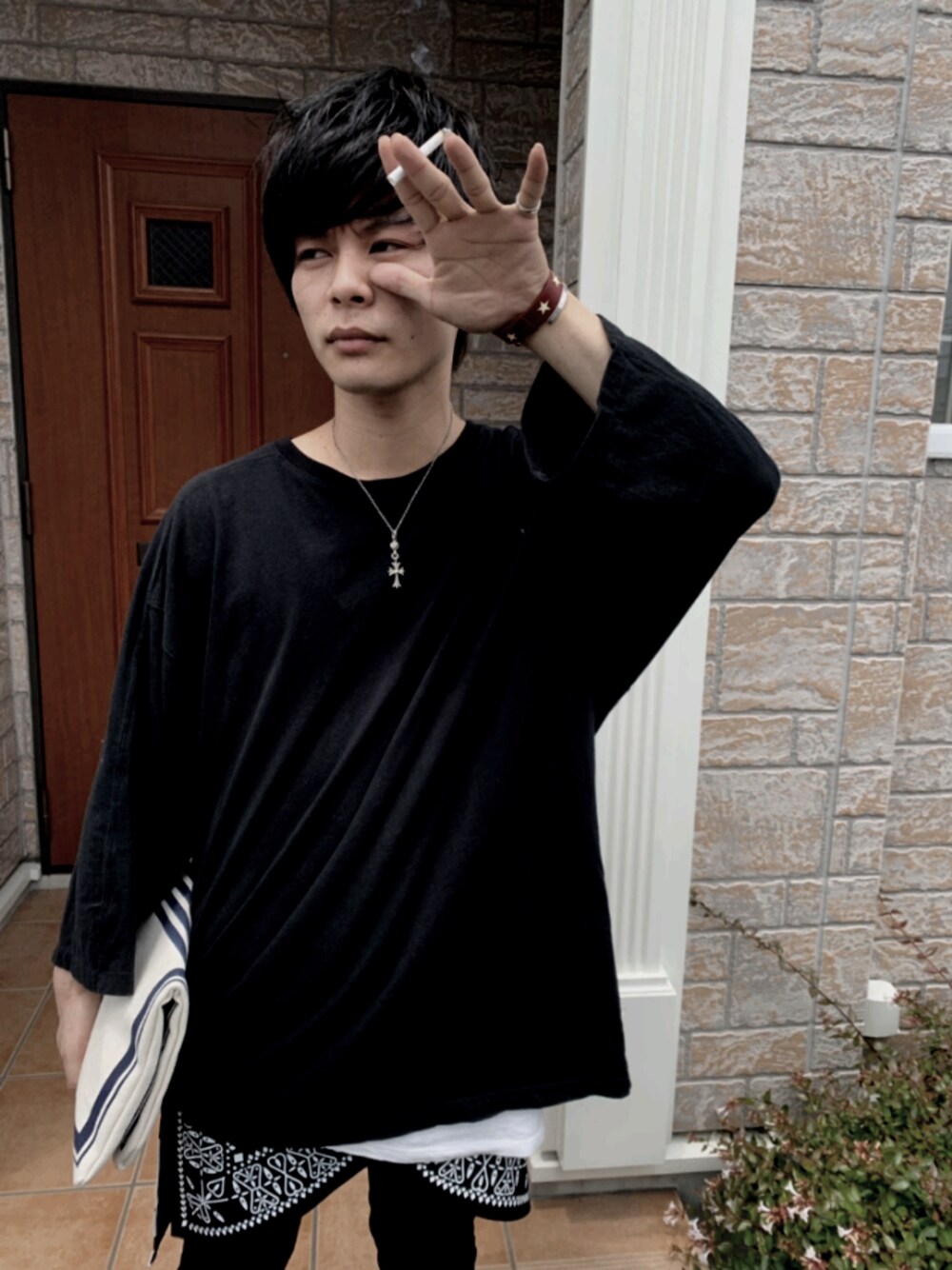 ブラック系のTシャツ/カットソー、シルバー系のネックレス、ブラック系のその他小物を着用したメンズの夏コーディネートの1枚目の写真