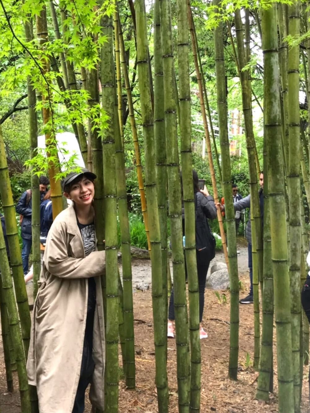 「京都旅行、キャップ、ビスチェ、デニム、ビスチェ×デニム」｜「ADAM ET ROPE'のコンビキャップ（キャップ、グリーン系）」を使った、tictactocさん（レディース・152cm）の春コーディネートの1枚目の写真