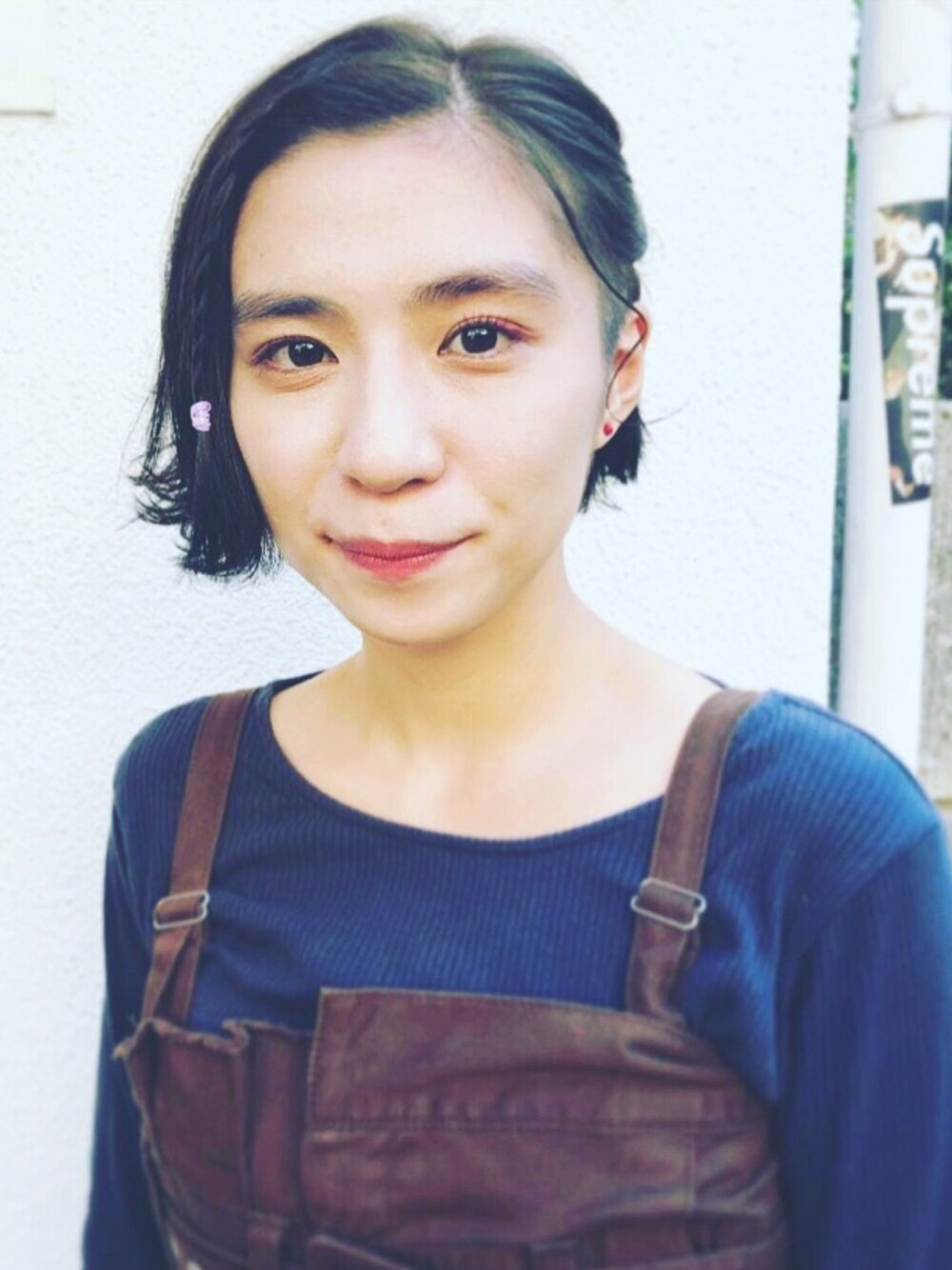 ブラウン系のワンピース、ブルー系のTシャツ/カットソーを着用したレディースの秋コーディネートの1枚目の写真