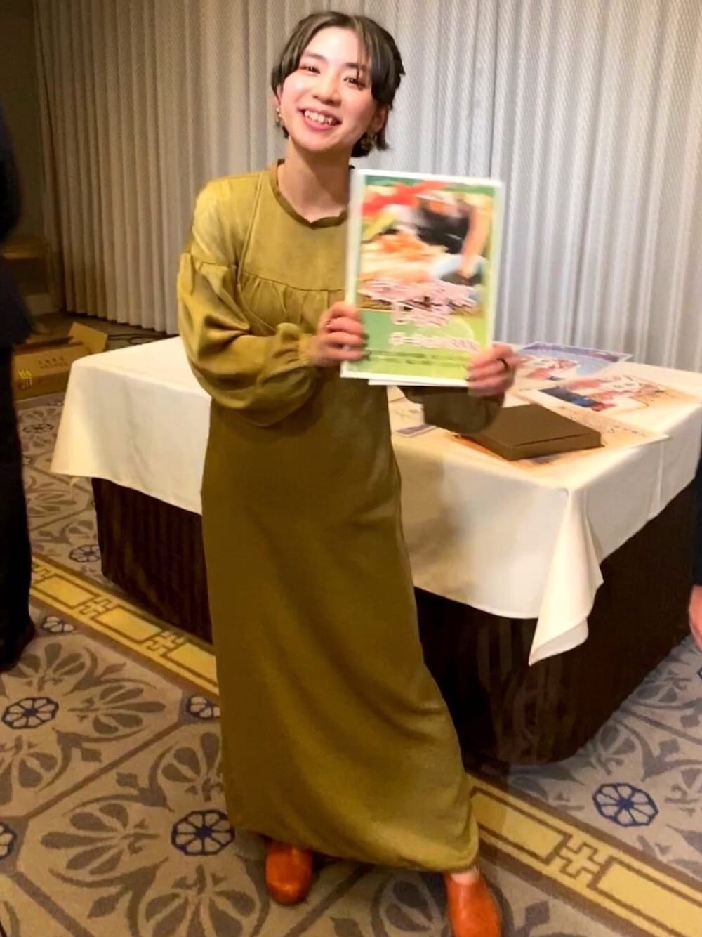 「二次会コーデ、二次会スタイル、結婚式二次会スタイル、結婚式二次会、ドレス、お呼ばれスタイル、お呼ばれコーデ、サテン、Kastane、パステル映える春」｜「Kastaneのサテンワンピース&ブラウスSET（ワンピース、グリーン系）」を使った、tictactocさん（レディース・153cm）の冬コーディネートの1枚目の写真