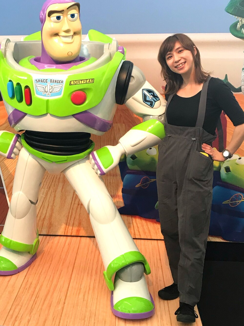 「サロペット、夏コーデ、ブラック」｜「WHO'S WHO galleryのドロストテーパードサロペ（サロペット/オーバーオール、グレー系）」を使った、tictactocさん（レディース・153cm）の春コーディネートの1枚目の写真