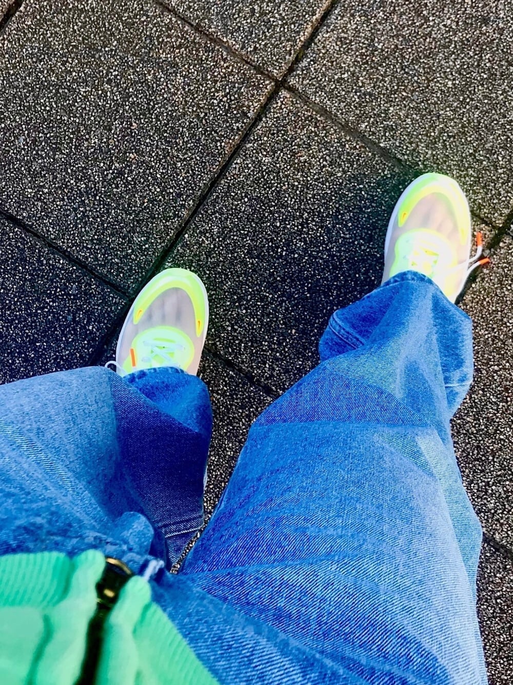 「スニーカー、スニーカーコーデ、シースルー、ナイキスニーカー、エアマックス、春コーデ、Kastane、Ungrid、NIKE、パーカー」｜「Ungridのハイウエストワイドデニム（デニムパンツ、ブルー系）」を使った、tictactocさん（レディース・152cm）の春コーディネートの1枚目の写真