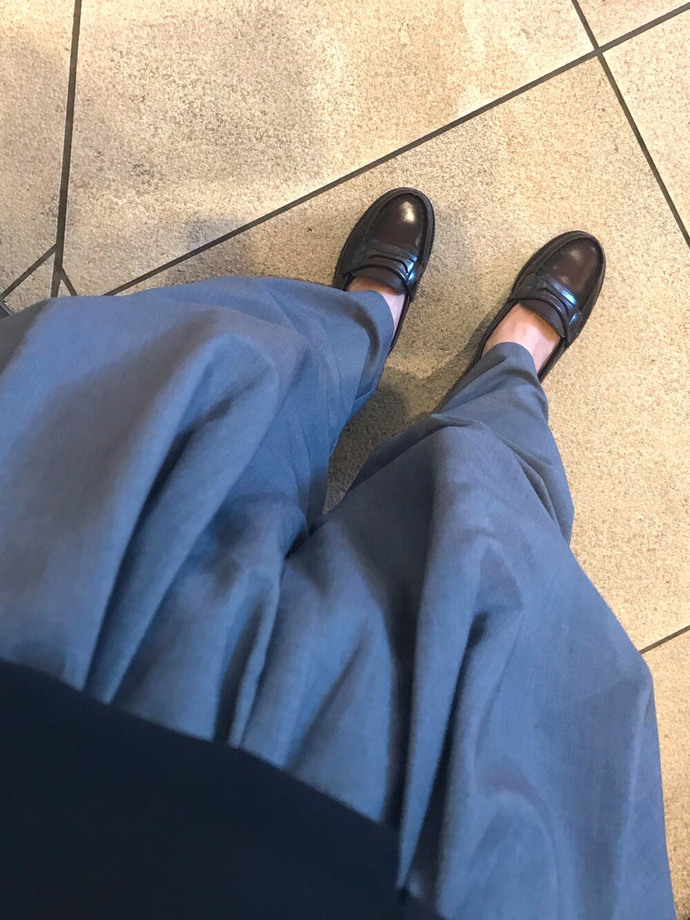 「お仕事コーデ、仕事着、ローファー、きちんとスタイル、お仕事、パンツスタイル、ゆるコーデ、ゆるパンツ、モノクロ」｜「bulle de savonのT/R/W             ぼんたんパンツ（その他パンツ、グレー系）」を使った、tictactocさん（レディース・152cm）の春コーディネートの1枚目の写真