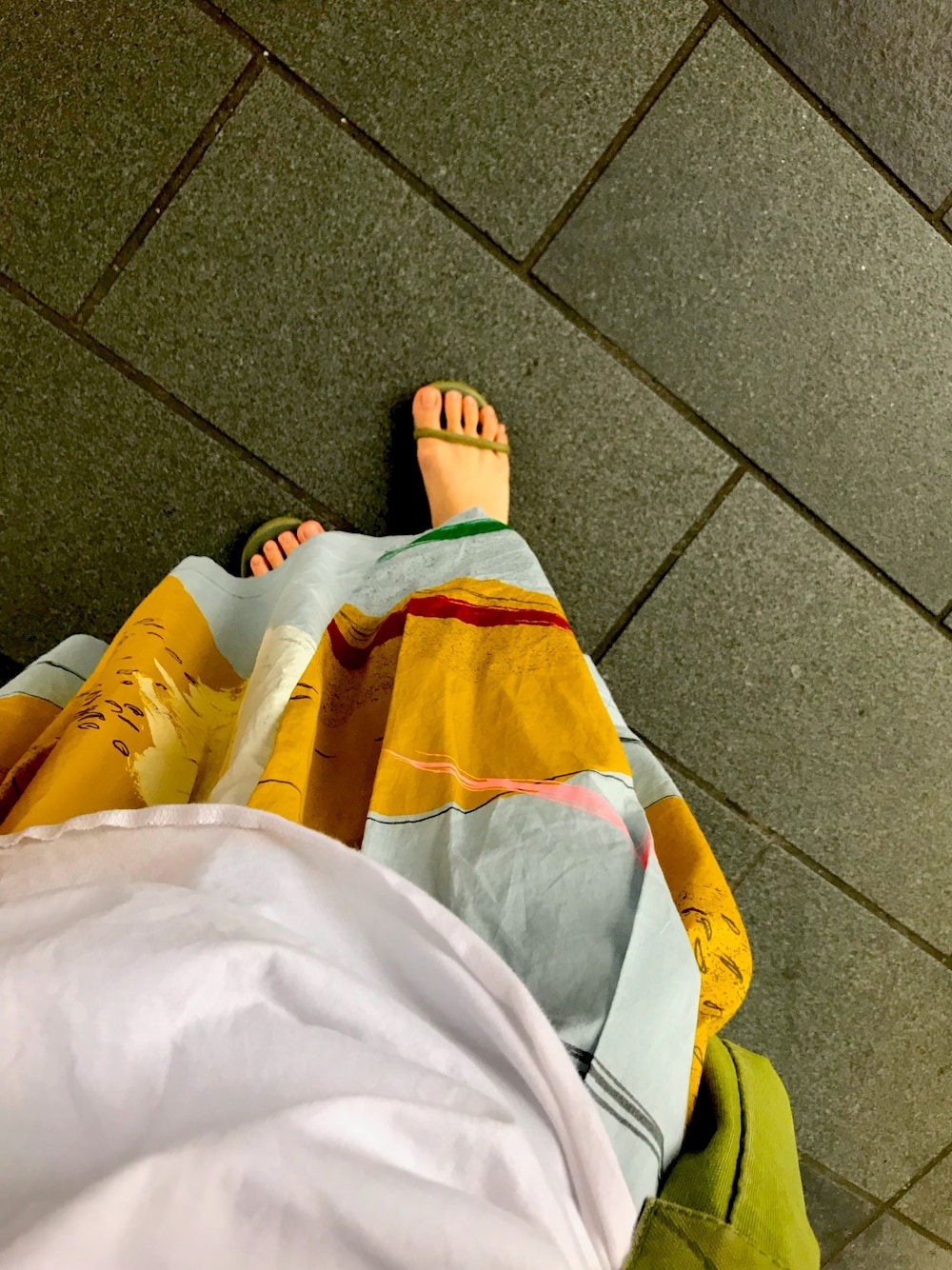 「買い物、ゆるコーデ、サンダル、今日のコーデ、楽チンコーデ、シロシャツ、スカート、Kastane、ｂｕｌｌｅ　ｄｅ　ｓａｖｏｎ、Ungrid」｜「Ungridのフェイクスウェードサンダル（サンダル、グリーン系）」を使った、tictactocさん（レディース・152cm）の春コーディネートの1枚目の写真