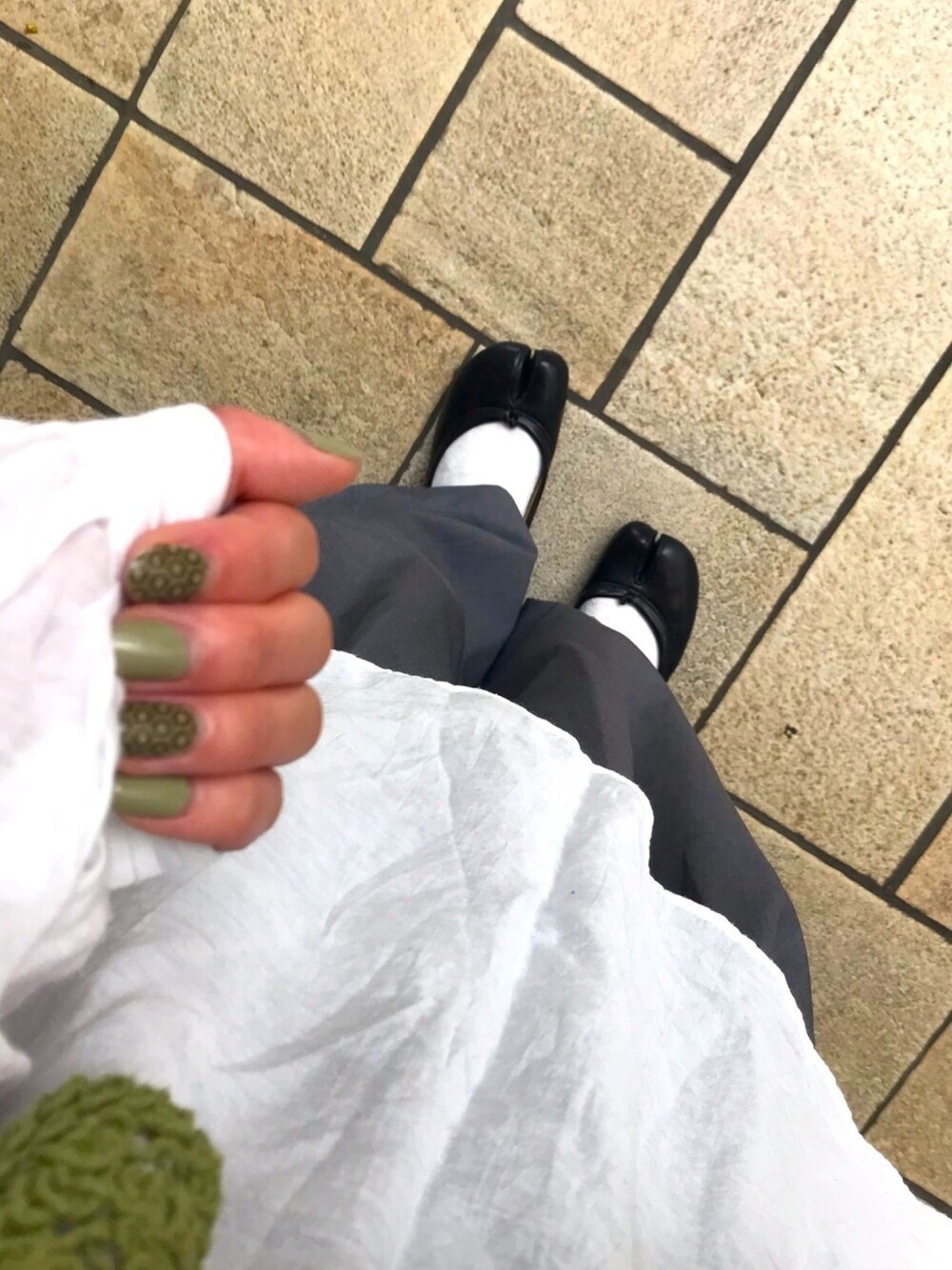 「ベスト、DONOBAN、ドノバン、ゆるコーデ、ゆるパンツ、シロシャツ、シンプル、シンプルコーデ、春コーデ、シャツ好き集まれ」｜「DONOBANのフラット足袋パンプス（パンプス、ブラック系）」を使った、tictactocさん（レディース・152cm）の春コーディネートの1枚目の写真