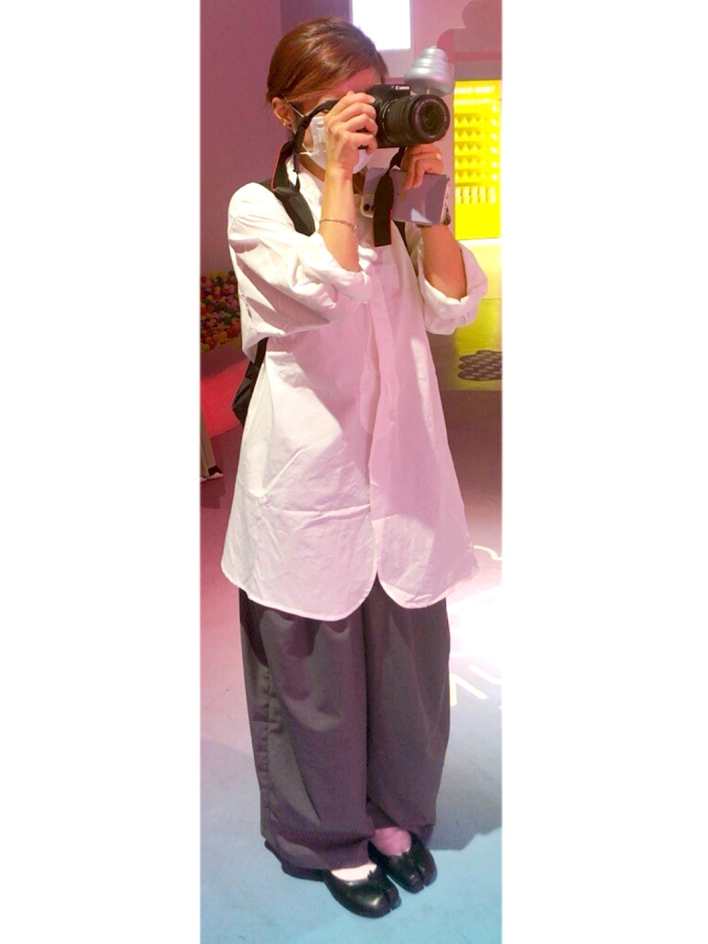 「秋のコーデ、シンプルコーデ、モノトーン、モノトーンコーデ、シンプル、秋コーデ、白シャツ、Kastane、kastane_ootd」｜「Kastaneの【UNISEX】TYPEWRITER RETRO DRESS SHIRT（シャツ/ブラウス、ホワイト系）」を使った、tictactocさん（レディース・152cm）の秋コーディネートの1枚目の写真
