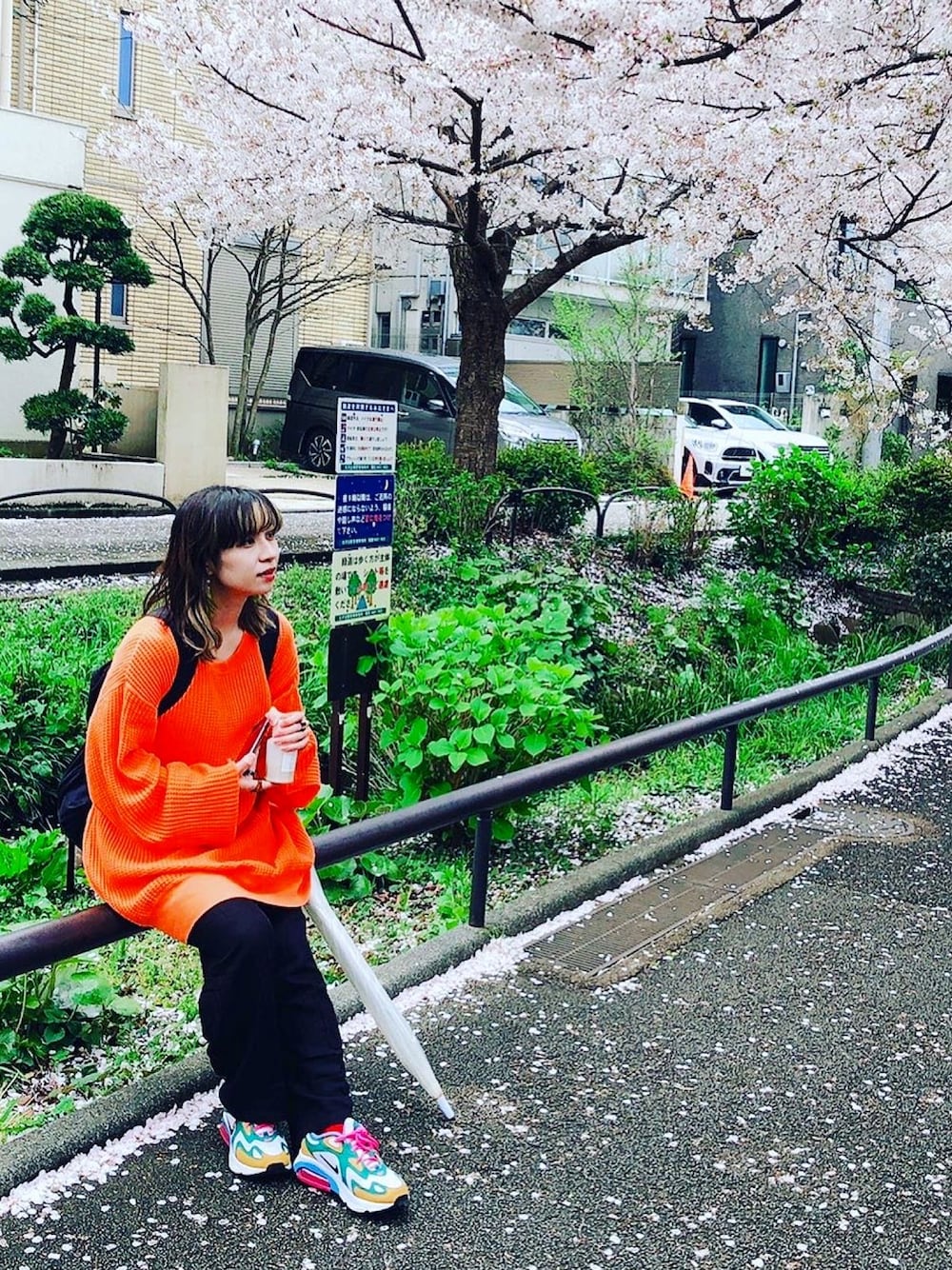 「おしゃれさんと繋がりたい、花見、ビッグシルエット、はるコーデ、春コーデ、スニーカー、低身長コーデ、ナイキ、Kastane、春」｜「Kastaneの【UNISEX】WAFFLE CREWNECK PULLOVER（ニット/セーター、オレンジ系）」を使った、tictactocさん（レディース・152cm）の春コーディネートの1枚目の写真